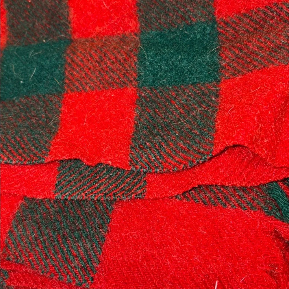 Vintage 1970’s throw blanket. Red‎ and green Horner wool. 56 x 47  b4